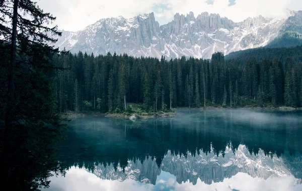 Le lac Karersee avec reflet des montagnes dans les Dolomites . — Photo