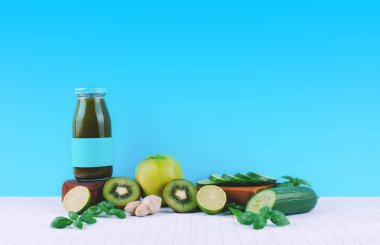 Detoks diyet kavramı: yeşil smoothie meyve ve sebze Beyaz ahşap tablo.