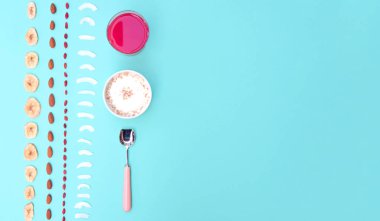 Çilek ve nane arka plan, kopya alanı üzerinde fındık ile Kahvaltı.