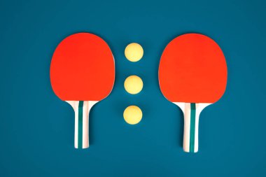 Masa tenisi veya ping pong raketleri ve ballse.