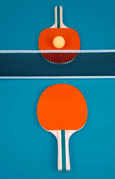 Table tennis or ping pong rackets and ball. — Stock Photo, Image