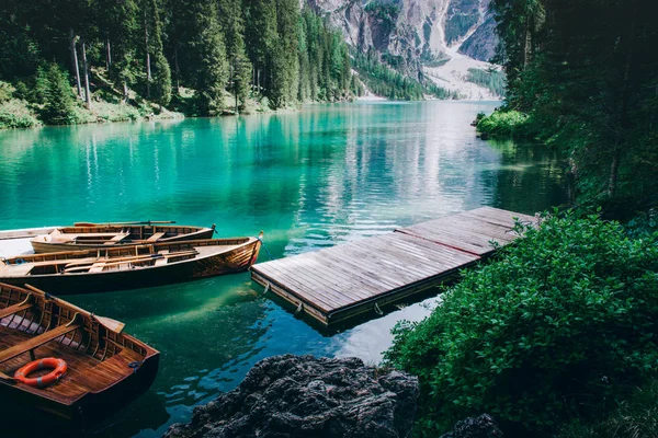 Gyönyörű kilátás nyílik a Lago di Braies vagy Pragser wildsee, Olaszország. — Stock Fotó