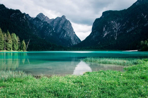 Jezioro Dobbiaco w Alpy Dolomity, Włochy. — Zdjęcie stockowe