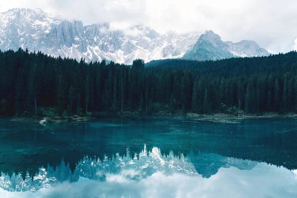 El lago Karersee con reflejo de montañas en los Dolomitas . — Foto de Stock