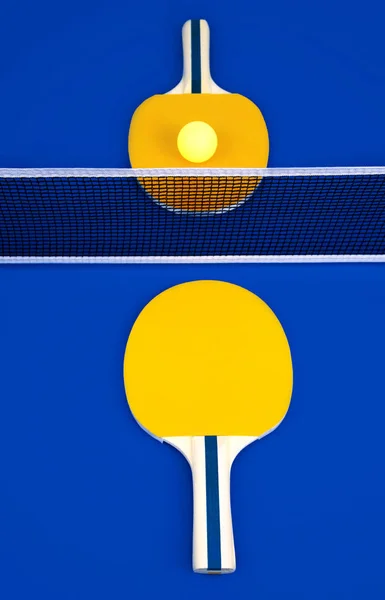 Stolní tenis nebo ping pong rakety a míček. — Stock fotografie