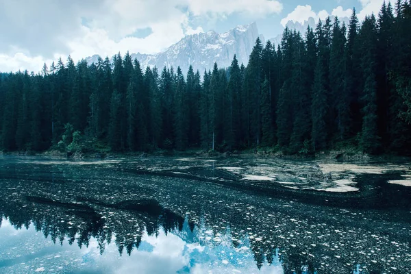 El lago Karersee con reflejo de montañas en los Dolomitas . — Foto de Stock
