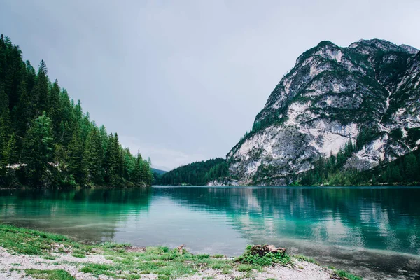 Bella vista sul Lago di Braies o Pragser wildsee, Italia . — Foto Stock