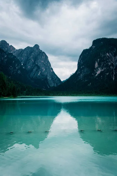 Dobbiaco gölde Dolomites Alpler, İtalya. — Stok fotoğraf