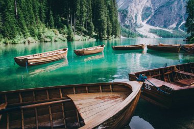 Güzel manzarasına Lago di Braies veya Pragser wildsee, İtalya.