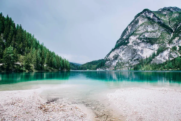 Piękny widok na jezioro Braies lub Pragser wildsee, Włochy. — Zdjęcie stockowe
