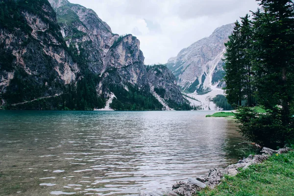 Güzel manzarasına Lago di Braies veya Pragser wildsee, İtalya. — Stok fotoğraf