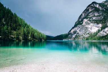 Güzel manzarasına Lago di Braies veya Pragser wildsee, İtalya.