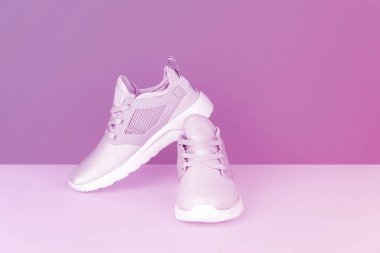 Atış spor ayakkabı canlı degrade holografik renkler.