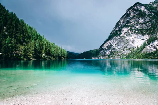 Bella vista sul Lago di Braies o Pragser wildsee, Italia . — Foto Stock