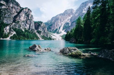 Güzel manzarasına Lago di Braies veya Pragser wildsee, İtalya.