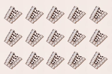 Soğuk bira buzlu kahve cam ve kahve çekirdekleri.