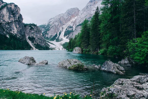 Piękny widok na jezioro Braies lub Pragser wildsee, Włochy. — Zdjęcie stockowe