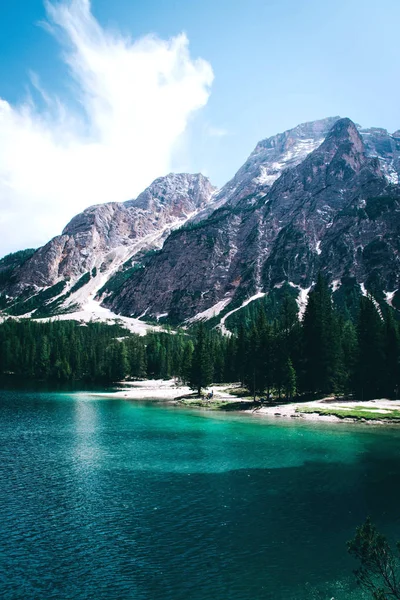 Gyönyörű kilátás nyílik a Lago di Braies vagy Pragser wildsee, Olaszország. — Stock Fotó