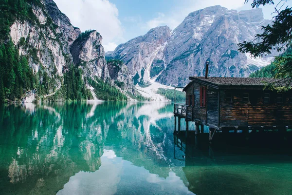 Bela vista do Lago di Braies ou Pragser Wildsee, Itália . — Fotografia de Stock