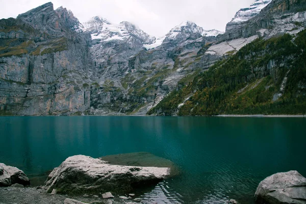Вид на озеро Oeschinen в швейцарських Альпах красиві бірюзової водою. — стокове фото