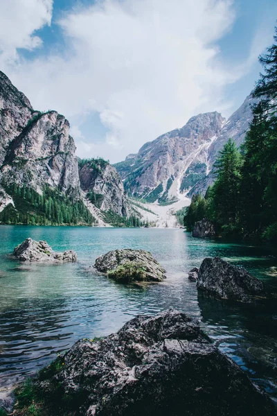 Gyönyörű kilátás nyílik a Lago di Braies vagy Pragser wildsee, Olaszország. — Stock Fotó