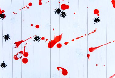 Beyaz bir arka plan üzerinde örümcekler her tarafı kan, Cadılar Bayramı.