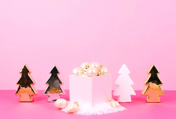 Pembe bir arka plan üzerinde Noel ağacı topları. — Stok fotoğraf