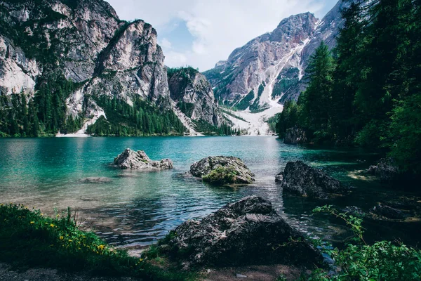 Gyönyörű kilátás nyílik a Lago di Braies vagy Pragser wildsee, Olaszország. — Stock Fotó