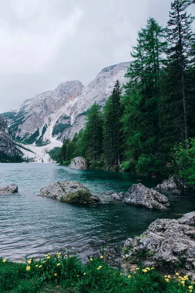 Gyönyörű kilátás nyílik a Lago di Braies vagy Pragser wildsee, Olaszország. — Stock Fotó