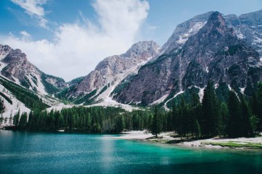 Güzel manzarasına Lago di Braies veya Pragser wildsee, İtalya.