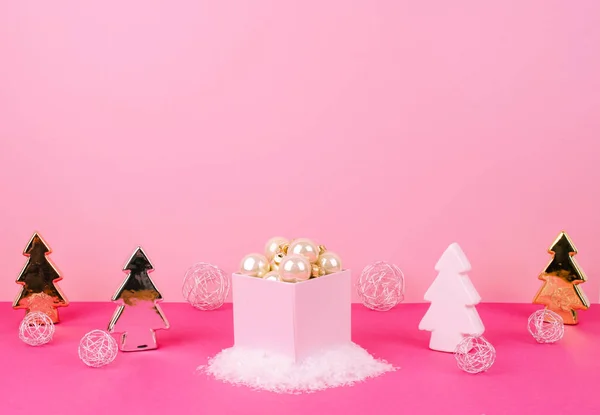 Pembe bir arka plan üzerinde Noel ağacı topları. — Stok fotoğraf