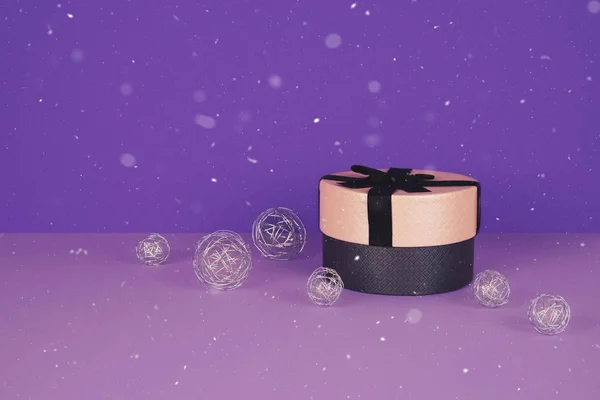 Caja de regalo rosa con cinta sobre fondo ultravioleta . — Foto de Stock