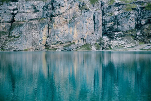 Utsikt över Oeschinen sjön i de schweiziska Alperna med vackra turkosblått vatten. — Stockfoto