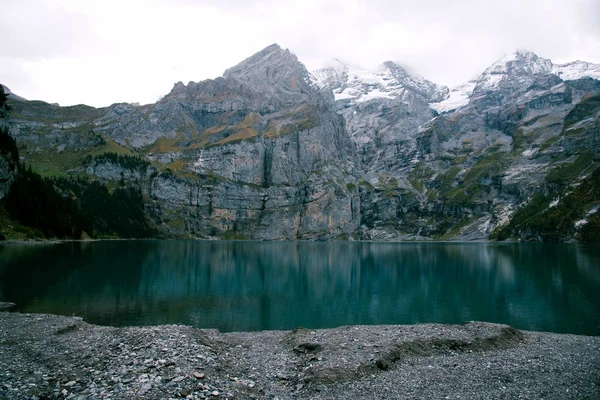 Blick auf den Öschinensee in den Schweizer Alpen mit schönem türkisfarbenem Wasser. — Stockfoto