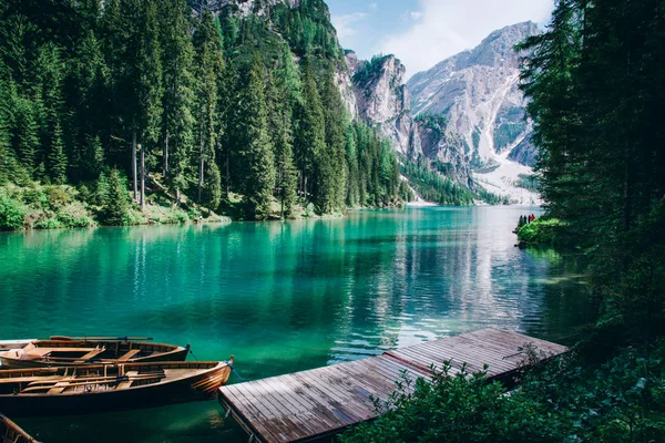 Gyönyörű kilátás nyílik a Lago di Braies vagy Pragser wildsee, Olaszország. — Stock Fotó