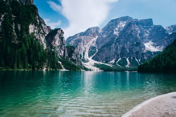 Gyönyörű kilátás nyílik a Lago di Braies vagy Pragser wildsee, Olaszország. — Stock Fotó