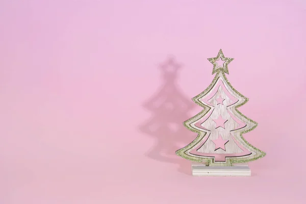 Trä julgran över ljusblå bakgrund. — Stockfoto