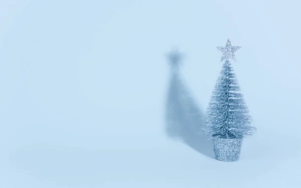 Árvore de Natal sobre luz azul fundo . — Fotografia de Stock