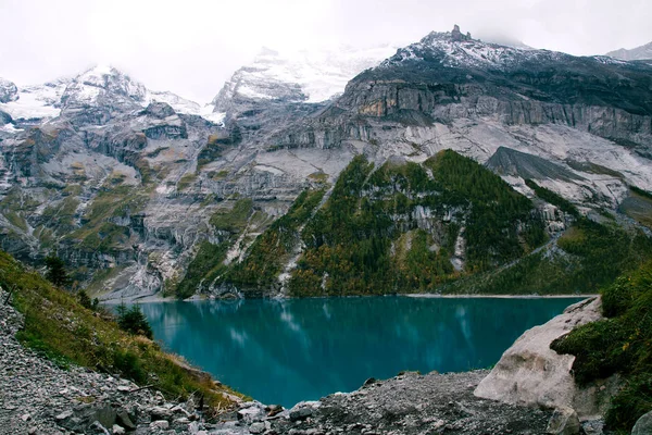 Pohled na Oeschinen Lake ve švýcarských Alpách s krásnou tyrkysovou vodou. — Stock fotografie