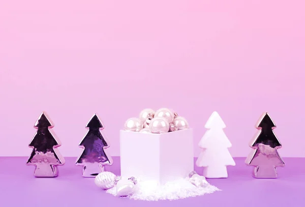 Pembe bir arka plan üzerinde Noel ağacı topları. — Stok fotoğraf