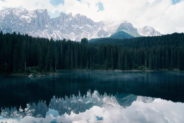 Karersee sjön med reflektion över bergen i Dolomiterna. — Stockfoto