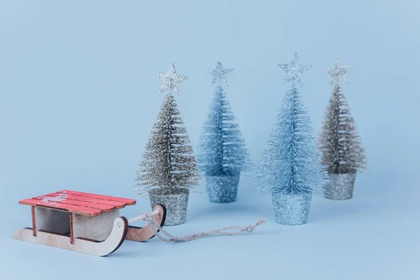 Xmas ağacı ile şık vintage ahşap kızak. — Stok fotoğraf