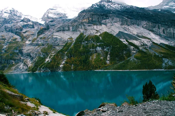 美しい青緑色の水とスイス アルプスのおり、オエシネン湖の景色. — ストック写真