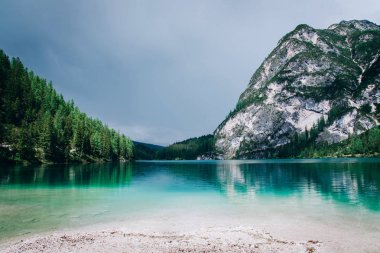 Güzel manzarasına Lago di Braies veya Pragser wildsee, İtalya.
