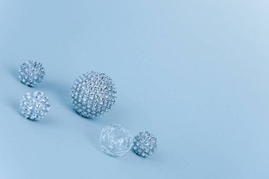 Parlak Noel biblo dekorasyon pastel mavi zemin üzerine gümüş.