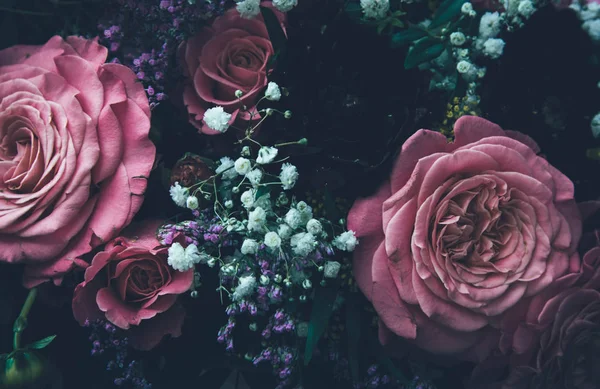 Krásná víla zasněný kouzelné květiny. — Stock fotografie