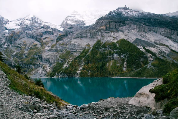 Pohled na Oeschinen Lake ve švýcarských Alpách s krásnou tyrkysovou vodou. — Stock fotografie