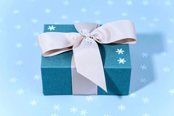 Caja de regalo azul con decoración de bolas de Navidad brillante plata . — Foto de Stock