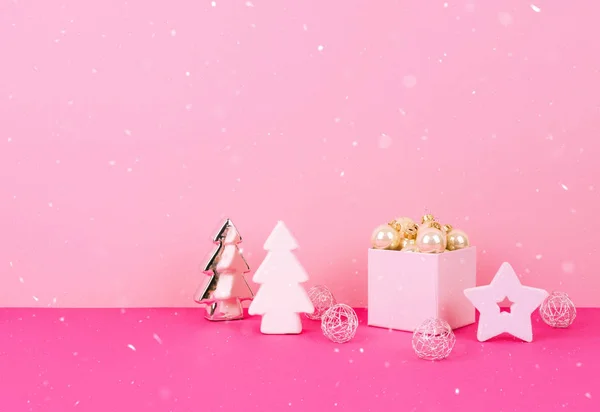 Vánoční strom koulí na růžovém pozadí. — Stock fotografie