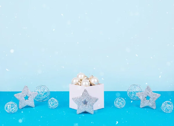 Bolas de árbol de Navidad sobre un fondo azul — Foto de Stock